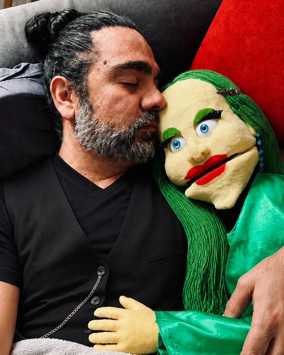 Francisco Obregón schläft mit seiner grünen Puppe