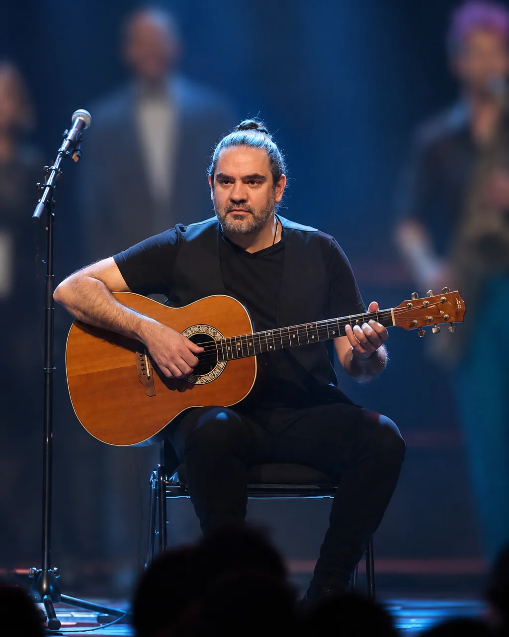 Francisco Obregón mit Gitarre auf der Bühne
